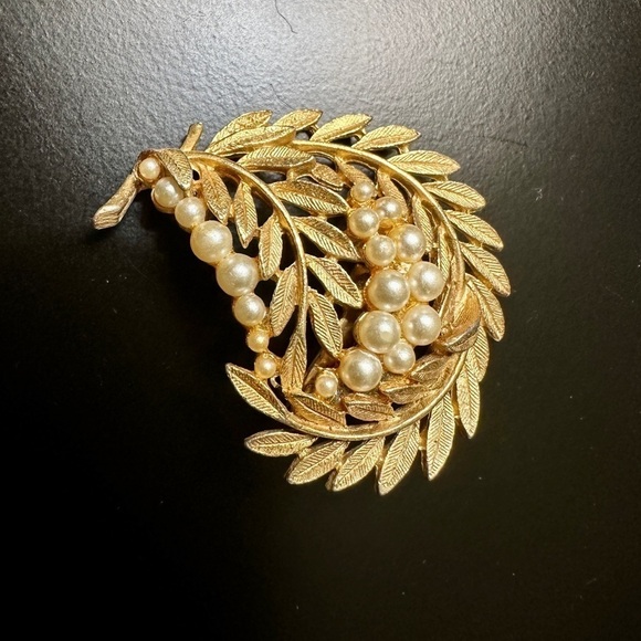 UNMARKED,VINTAGE BROOCH WITH GOLD LEAF DESIGN & WHITE PEARLS. IN GOOD CONDITION - Picture 5 of 5